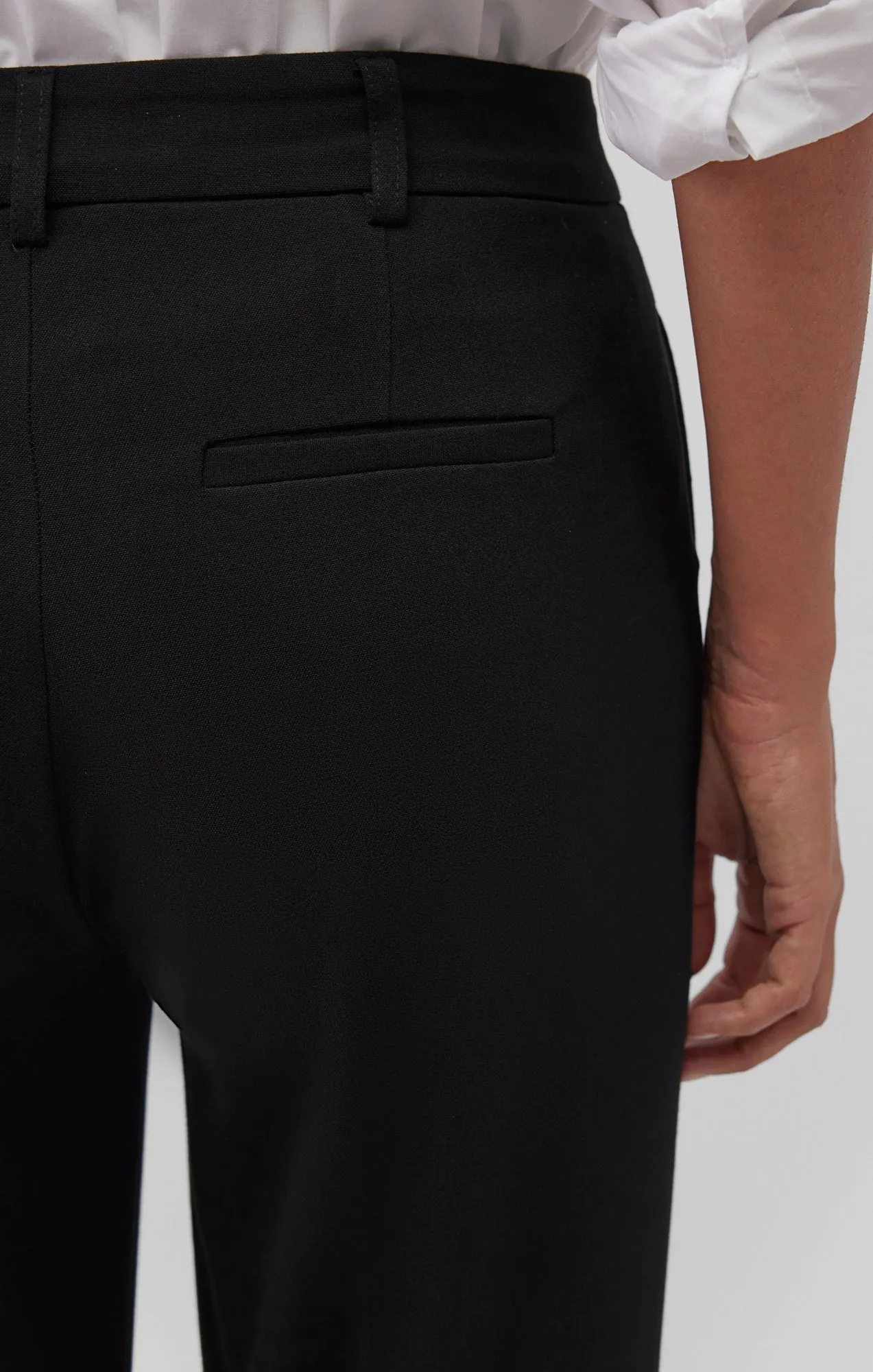 TAILORED STRAIGHT LEG PANTS IN BLACK